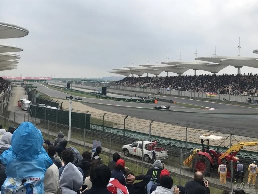 上海F1国际赛车盛宴（感受速度与激情的必去之地）-第2张图片-www.211178.com_果博福布斯